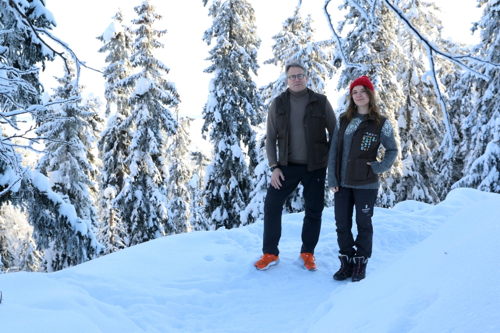 Retkipaikan palvelupäällikkö Markku Janhonen ja kehitysjohtaja Karoliina Säkö suosittelevat Kolin talvivieraille esimerkiksi lumikenkäilyä.