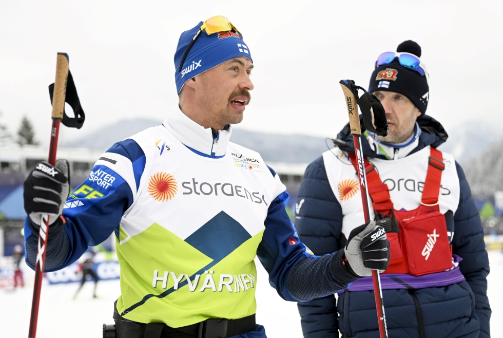 Perttu Hyvärinen (vas.) jutteli Suomen hiihtomaajoukkueen päävalmentajan Teemu Pasasen kanssa tiistain harjoitusten jälkeen.