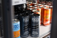 Nuoret lipittävät nyt suosittuja Noccon kofeiinipitoisia virvoitusjuomia – "Eihän näitä voi kenellekään suositella"