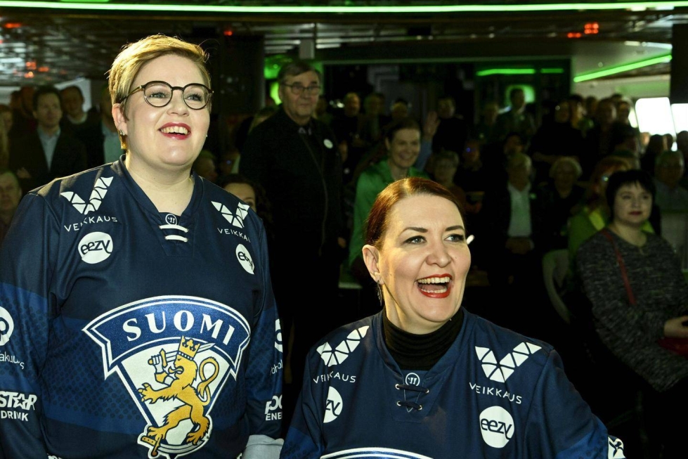 Keskustan vaaliristeilyllä puheenjohtaja Annika Saarikon ja puoluesihteeri Riikka Pirkkalaisen hymyt olivat herkässä. Tuoreet gallupit ovat kuitenkin totinen paikka puolueelle.