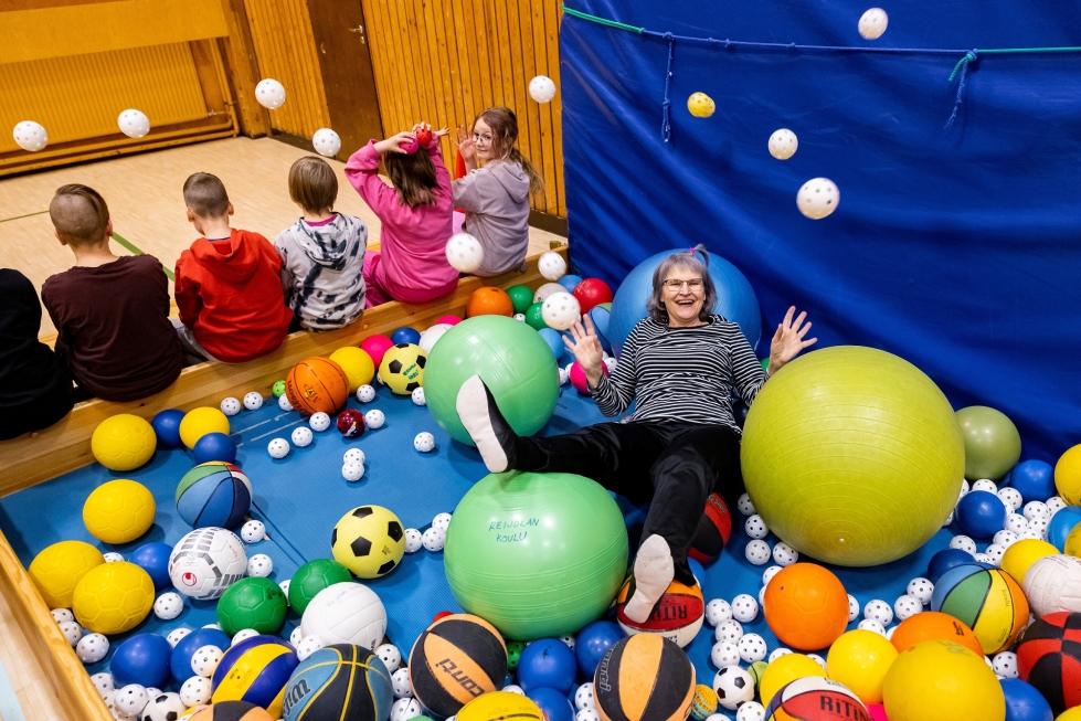 60 vuotta täyttävä Anne Gröhn kertoi palloilukerholaisille, kuinka iloinen hän on siitä, että vanhenee. Sitten he rakensivat yhdessä pallomeren.