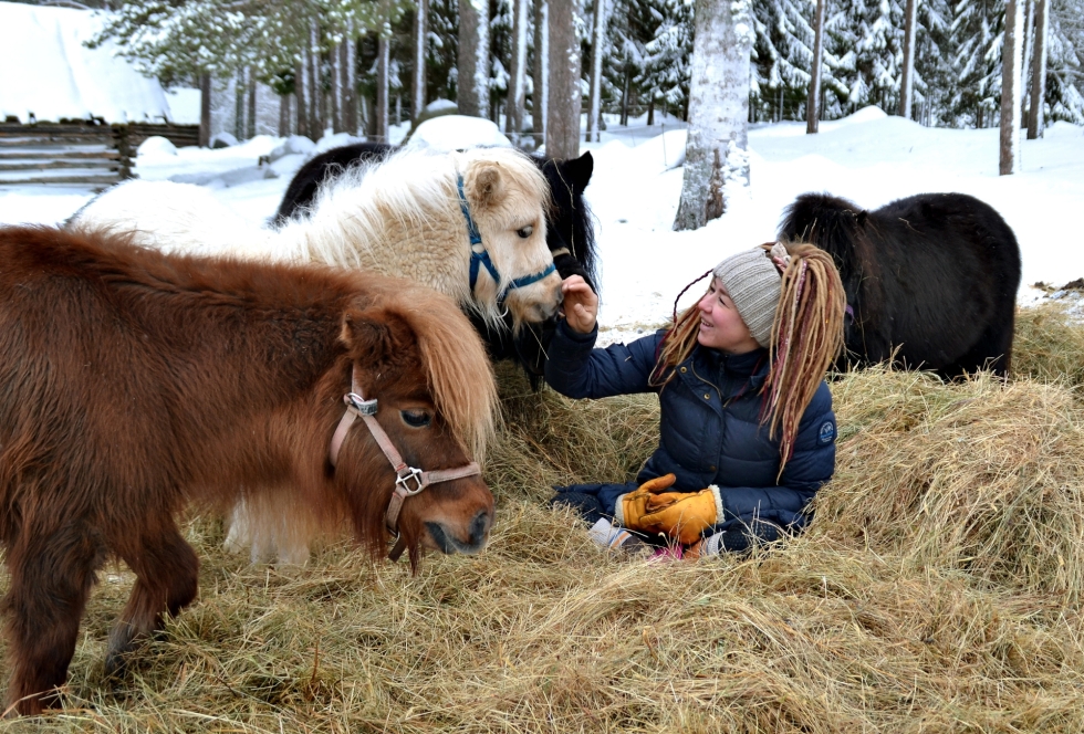 Marianne Okkonen sanoo, että hevosten ja ponien kanssa toimiminen on hyvin kokonaisvaltaista. Kaikesta pitää tietää ainakin vähän.