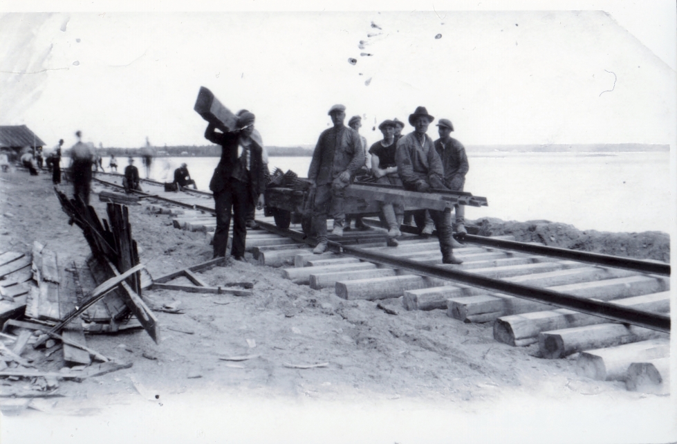 Kapearaiteinen rautatie päättyi Juojärven rantaan. Rakennusaika kesällä ja syksyllä 1918 oli ankaraa aikaa.