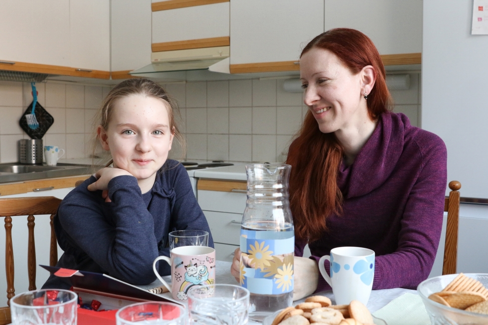 Sofia on aloittanut Nurmeksessa koulunkäynnin. Äiti Olena saa palkkaa siivoojan työstä.