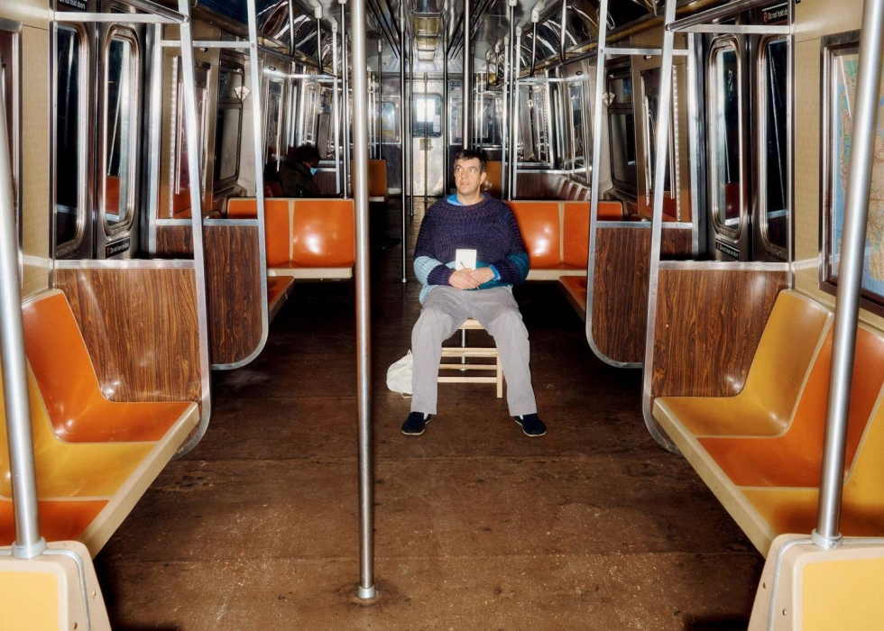 New York Timesin toimittaja A.J. Jacobs toi metroon mukanaan oman puutuolin, jotta hänen ei tarvitsisi istua muovipenkeillä. Jacobs yritti elää vuorokauden ilman muovia.