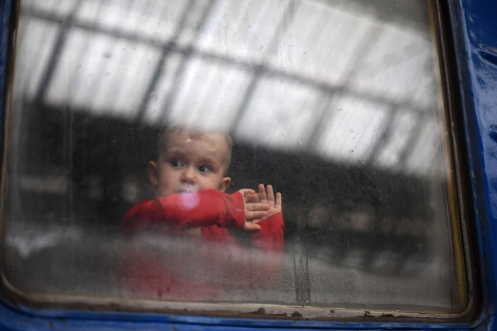 Lapsi junavaunussa Lvivin asemalla viime maaliskuussa suuntanaan Slovakia. 