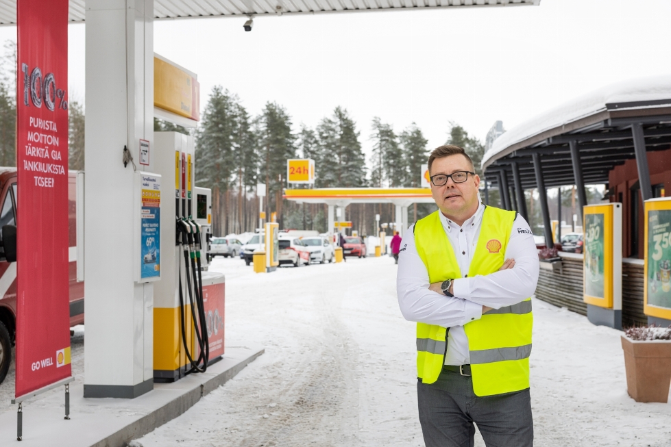 Ylämyllyn Shellin uusi yrittäjä, kauppias Janne Liski kehuu paikan työntekijät maasta taivaaisiin. 