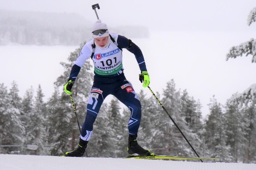 Ville-Valtteri Karvinen hiihtää arkistokuvassa Kontiolahdella.