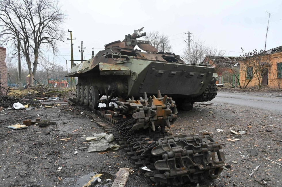 Tuhoutunut venäläinen panssaroitu miehistönkuljetusajoneuvo Harkovan alueella.