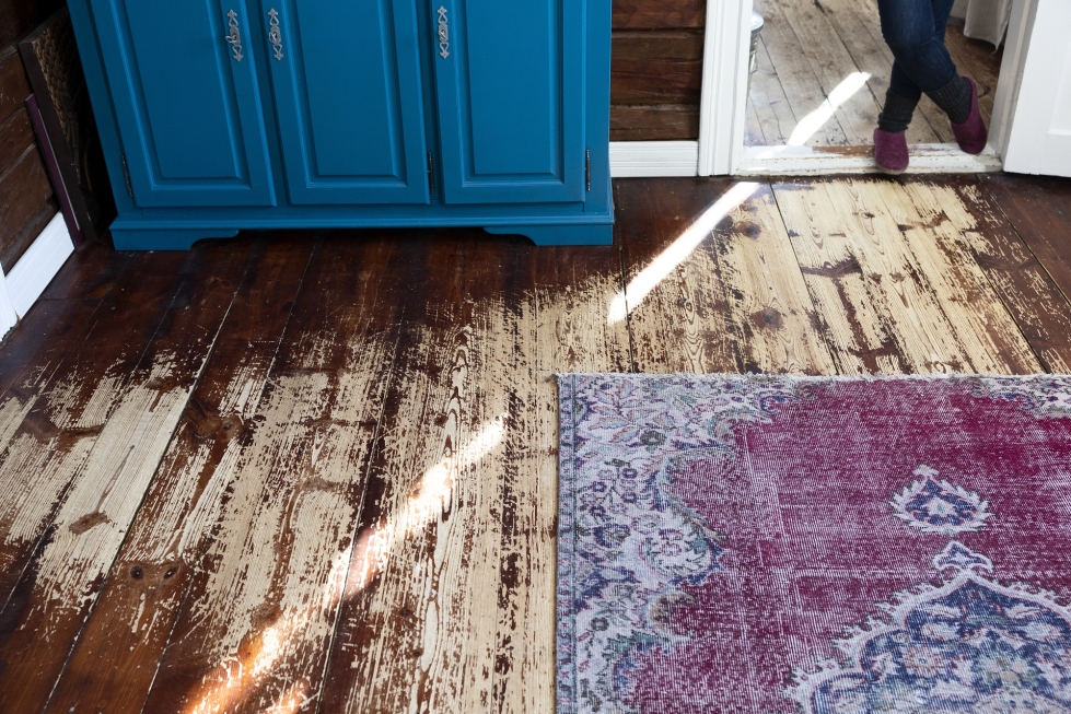 Itämaiset matot lisäävät väriä ja pehmeyttä lattioille kautta talon.