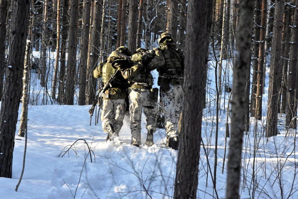 Jokainen suomalainen on maanpuolustusvelvollinen. Asevelvollisuus koskee vain 18−60-vuotiaita miehiä.