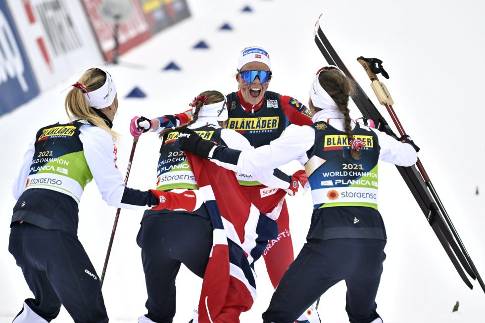 Norjan naiset juhlivat, kun Anne Kjersti Kalvå kiiruhti ensimmäisenä maaliin naisten viestissä Planican MM-hiihdoissa.