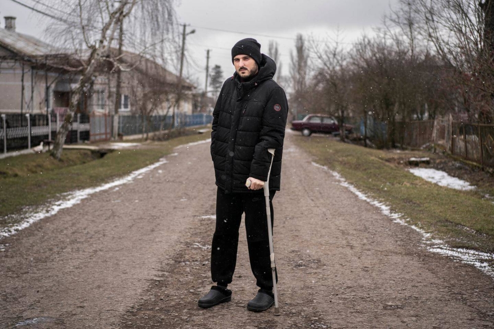 Kuukausi haavoittumisensa jälkeen Roman Tkatschuk pystyi taas kävelemään.