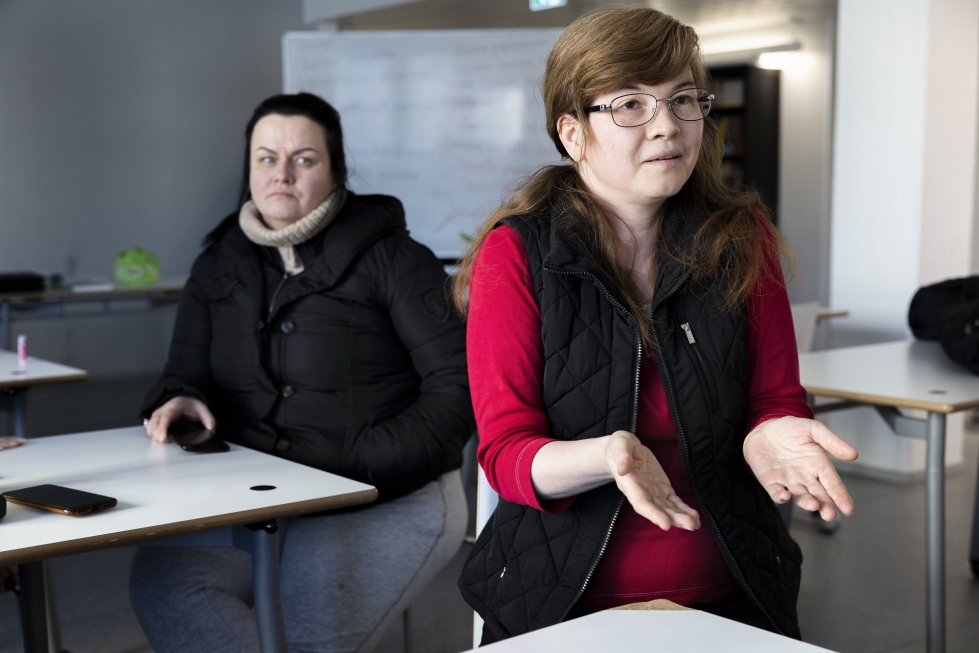 Ganna Chernovan (oik.) ja Ljudmila Mazurykin 20 henkilön opiskelijaryhmästä muutamat ovat saaneet kulukorvausrahan joiltakin kuukausilta. Naisia ihmetyttää, millä perusteilla jaot on tehty.