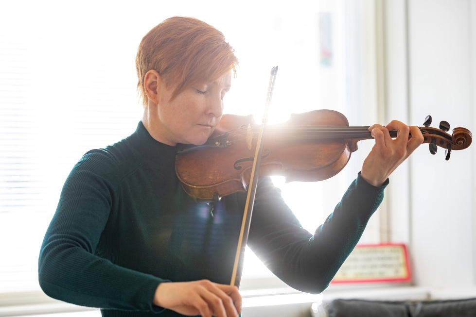 Hanna-Kaisa Laakkonen on viulisti, joten soittaessa hän pääsee käsittelemään tunteitaan kokonaisvaltaisemmin kuin musiikkia kuunnellessa. ”Kun on voimaton olo tai kun itkettää, kuunteleminen toimii paremmin”.