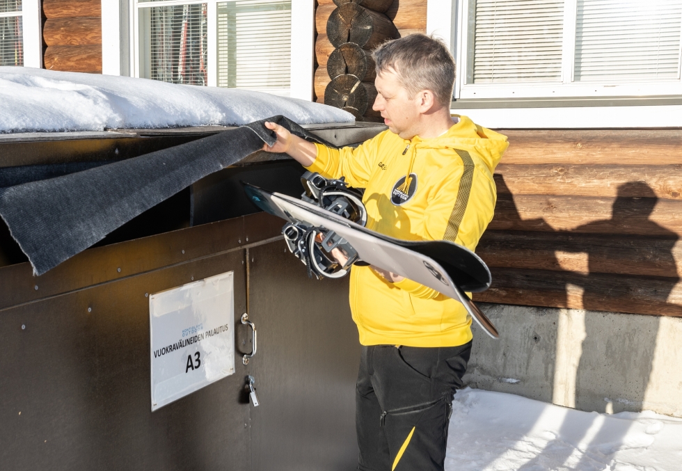 Kontiolahti Outdoorin talviurheiluvälineet voi palauttaa palautuslaatikkoon, jos palautusaika on kahvion aukioloaikojen ulkopuolella. Laatikko on helpottanut sekä asiakkaiden että henkilökunnan elämää.