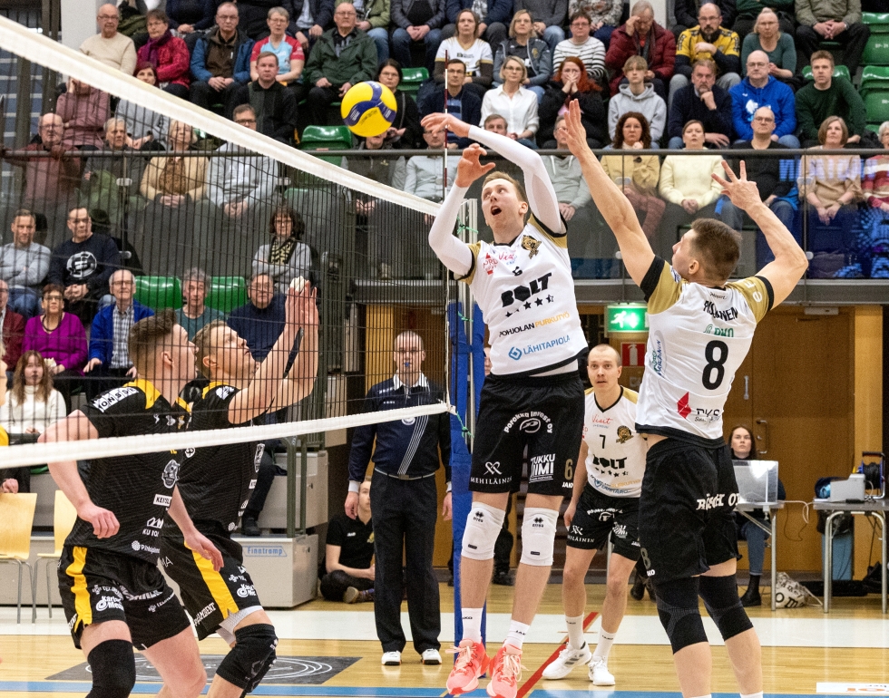 Niko Haapakoski (keskellä), Eetu Häyrinen, Atte Rissanen (oikealla) ja koko muu Hurmoksen joukkue avasi puolivälierät Savo Volleyta vastaan väkevällä esityksellä.