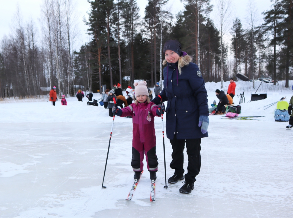 5-vuotias Elna halusi lähteä lauantain tapahtumaan suksilla, sillä ohjelmassa on karkkihiihtoa, kertoo Hanna-Kaisa Eronen.
