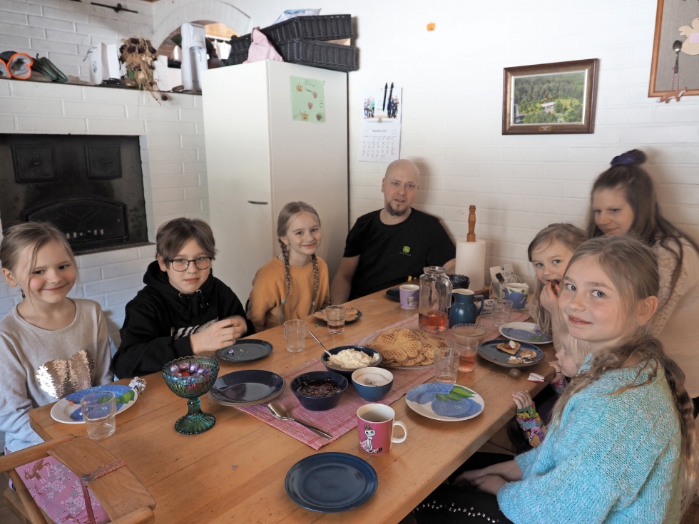 Sonja, Santeri, Sarita, Simo, Siiri, Selina, Sanni ja Saara Pietarinen mahtuvat mainiosti ison pirttipöydän ääreen ruokailemaan.