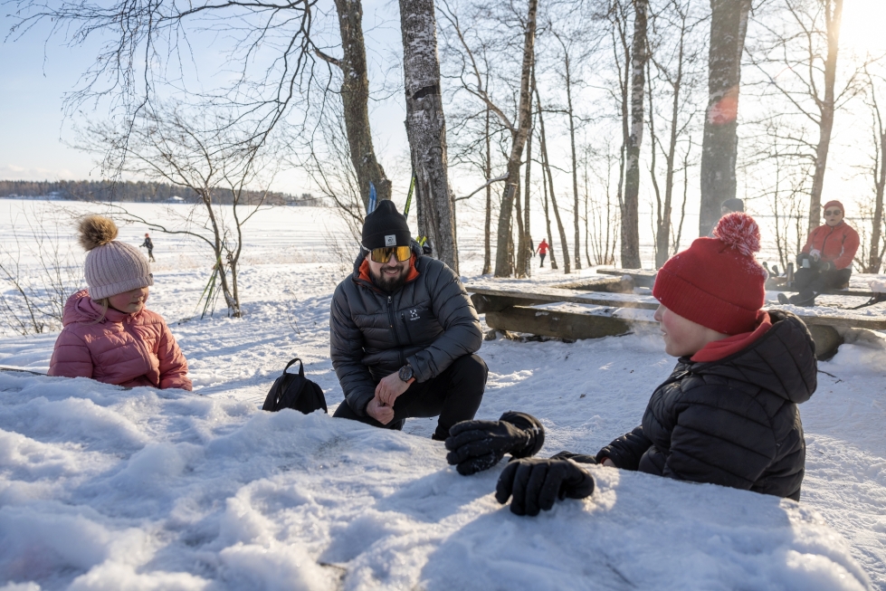 Arttu Makkonen, 41 sekä 11-vuotias Elias ja 8-vuotias Eedith pitävät evästaukoa.