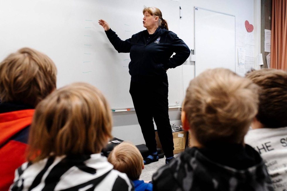 Luokanopettaja Minna Suokas-Ikonen kokee, että tärkein oppimiseen vaikuttava tekijä on varsinkin pienten lasten osalta sopivan pieni ryhmäkoko.
