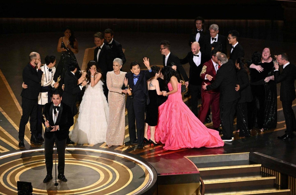 Everything Everywhere All at Once -elokuvan tuottaja Jonathan Wang otti vastaan parhaan elokuvan palkinnon samalla kun elokuvan työryhmä iloitsi Oscar-gaalan lavalla. 