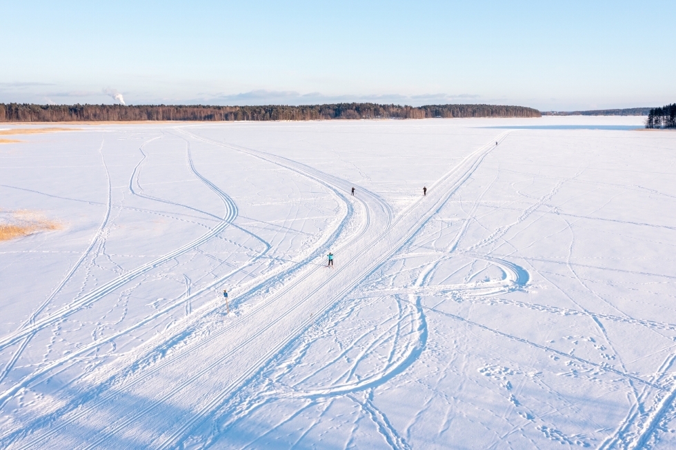Aavarannalta lähtee hiihtolatuja Pyhäsaaren ja Linnunlahden suuntiin. Linnunlahdelle kulkee myös kunnossapidettävä kävelyreitti.