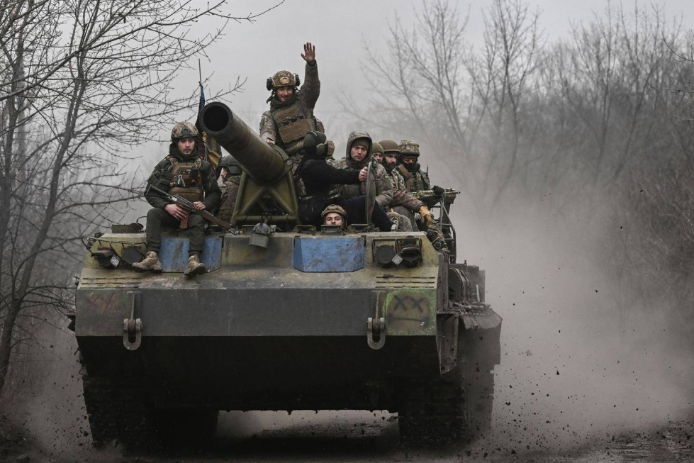Ukrainalaissotilaita panssarivaunun kyydissä Bah'mutin lähistöllä.