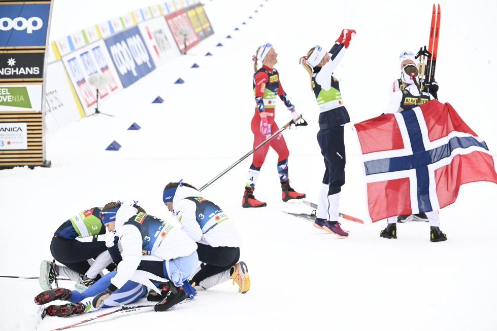Johanna Matintalo, Kerttu Niskanen ja Eveliina Piippo olivat maalissa auttamassa kaikkensa antanut Krista Pärmäkoskea. Taustalla Norja juhli maailmanmestaruutta.