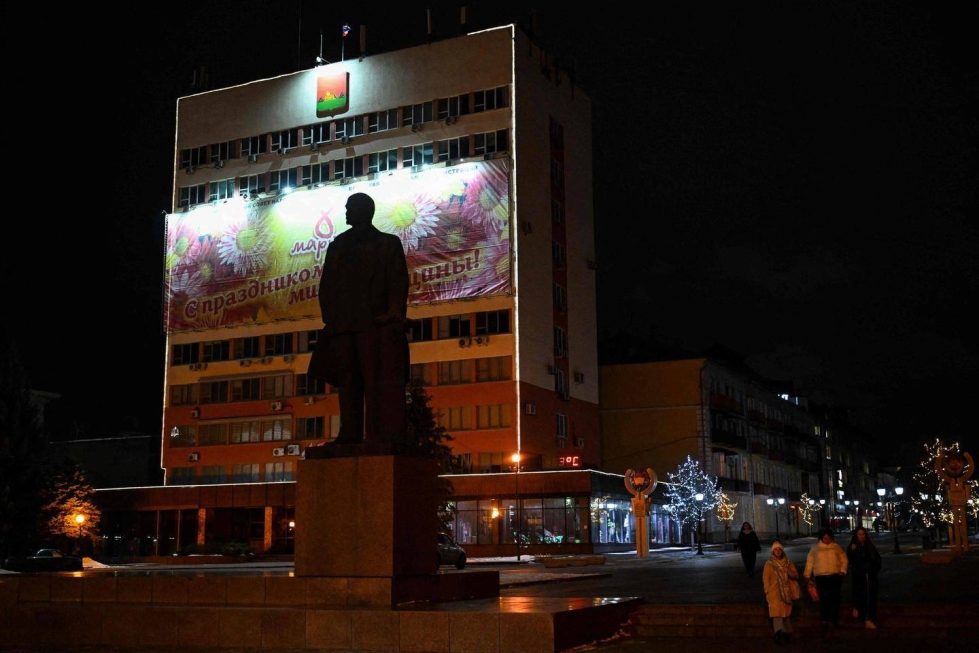 Vallankumousjohtaja Vladimir Iljitsh Leninin patsas päivysti etelävenäläisen Brjanskin kaupungintalon edustalla torstaina, tunteja Brjanskin alueelle tehdyn sabotointi-iskun jälkeen.