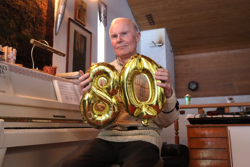 Jo vaimon Suoma Issakaisen syntymäpäiväsomisteeksi hankitut kultaiset ilmapallot ovat valmiina, kun Martti Issakainen täyttää 14.3. 80 vuotta.