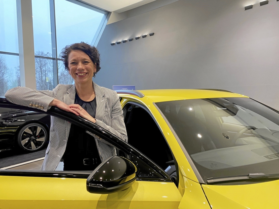 Audin maajohtaja Johanna Ali kertoo suhtautuvansa autoiluun intohimoisesti.