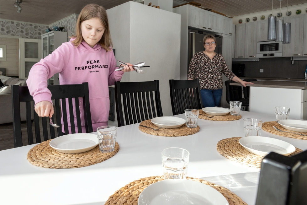 Suunnitelmallisuus on ison perheen ruokahuollon kulmakivi, Terhi Tammela sanoo. Tokaluokkalainen Amanda kattoi tottuneesti pöytää ennen muiden perheenjäsenten kotiintuloa.