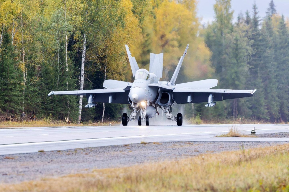 Ilmavoimat käyttää Hornet-hävittäjiä vielä vuosikymmenen loppuun, sillä uusia F-35-hävittäjiä alkaa saapua Suomeen tipotellen vasta vuodesta 2025 alkaen.