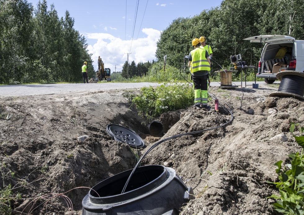 Valokuitunen Oy rakentaa valokuituverkkoa muun muassa Kiteen keskustaan, Kesälahden kirkonkylän ja Puhoksen kylän alueille. Arkistokuva viime kesältä Nivan verkon rakennustöistä.