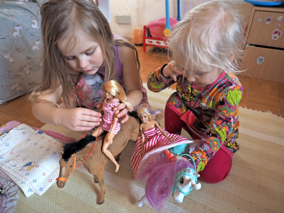 Sanni ja Selina leikkivät päivittäin Barbie-nukeilla. 