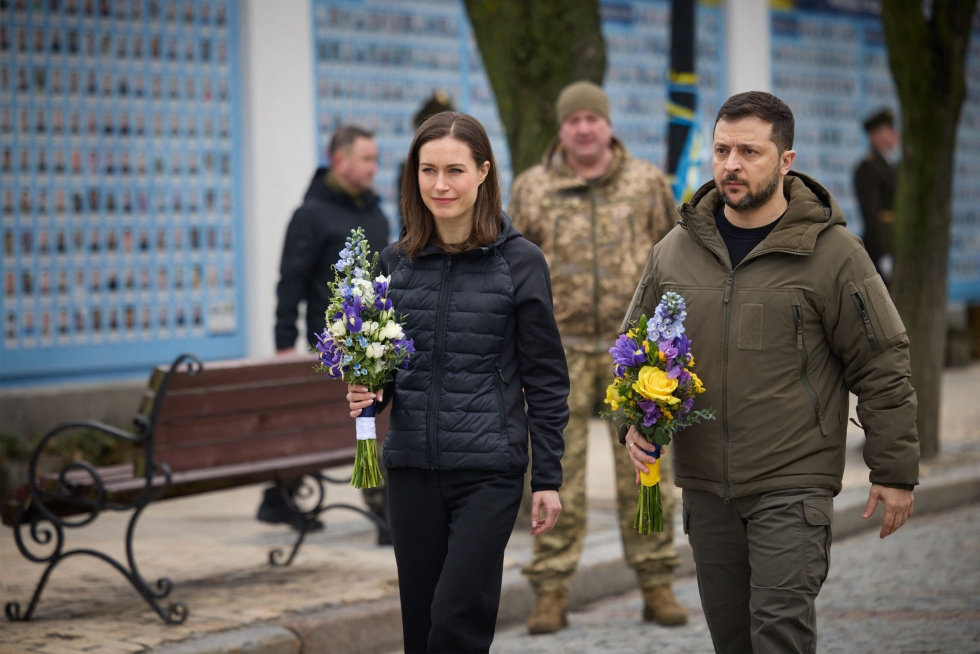 Sanna Marin ja Volodymyr Zelenskyi  osallistuivat kuolleen ukrainalaissotilaan muistotilaisuuteen.