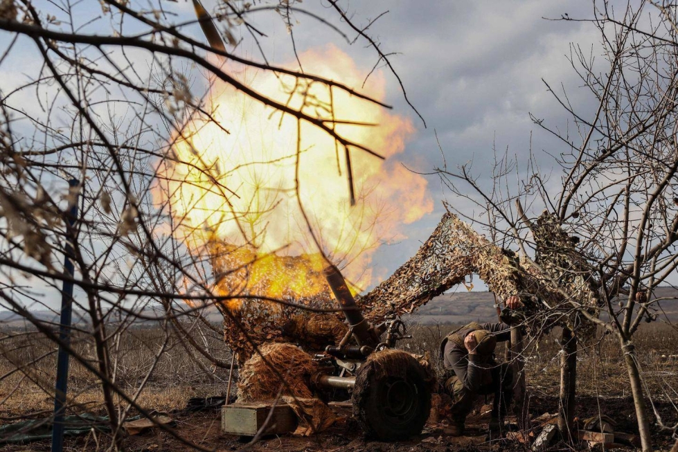Ukrainalainen kranaatinheitin tulittaa kohti venäläisiä Donetskin rintamalla.
