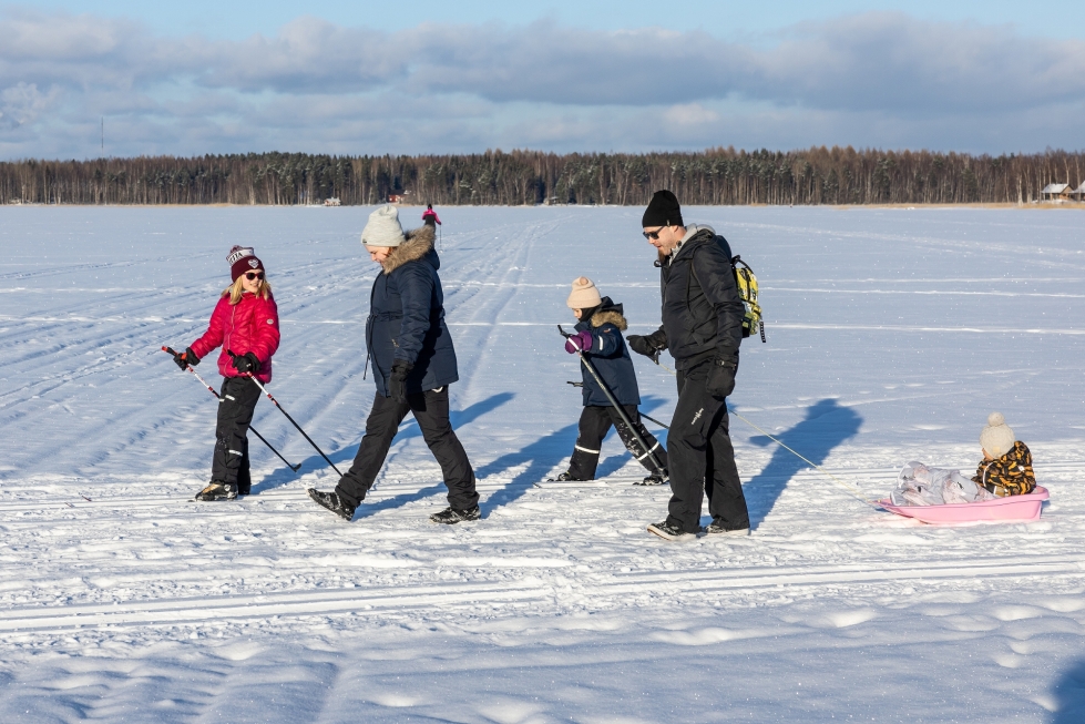 Emmi Hirvonen ja Joel Sotikov sekä lapset Henni, Eevi ja Aarne ovat lähteneet ensimmäistä kertaa jäälle. Suuntana on Iso Hopeasaari Reijolassa.