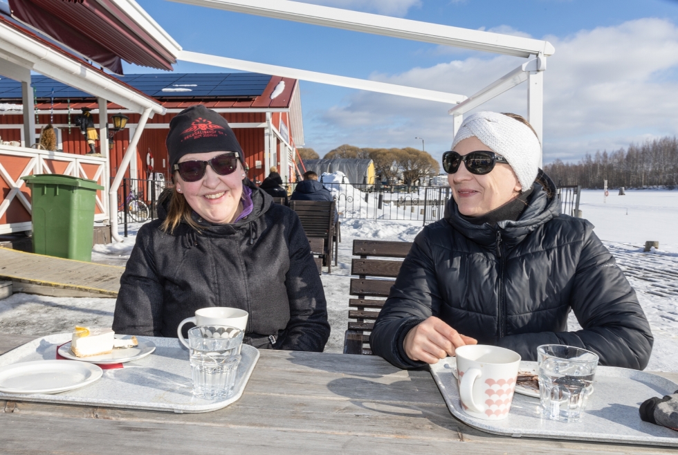 Jaana Savolainen ja Sari Immonen sopivat tärskyt Jokiasemalle talvilomansa kunniaksi. 