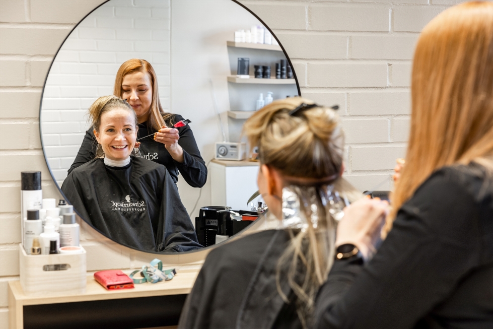 Joensuulainen Isa Rissanen on ollut jo 15 vuotta Mari Asikaisen luottokampaaja. Tänään tehdään tyviraidoitusta, jotta tukka pysyy vaaleana kohti kevättä.