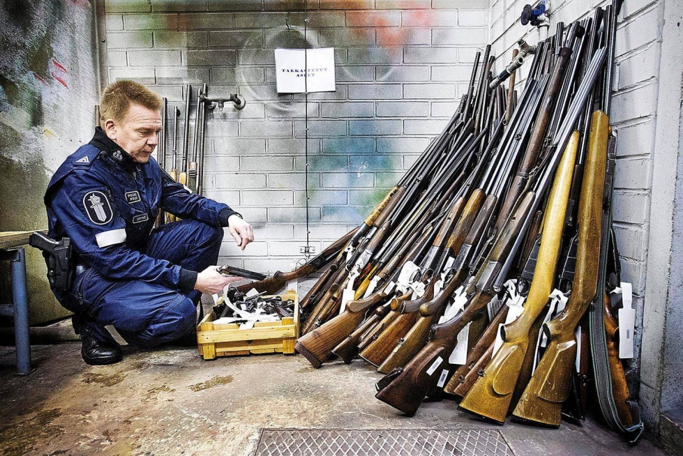 Ylikonstaapeli Ari Röytiöllä on erikoiskoulutus aseisiin ja räjähteisiin. Itä-Suomen poliisin kautta hävitettäväksi päätyy toistuvasti luvattomia tai tarpeettomaksi jääneitä huonokuntoisia aseita, niiden osia ja patruunoita.