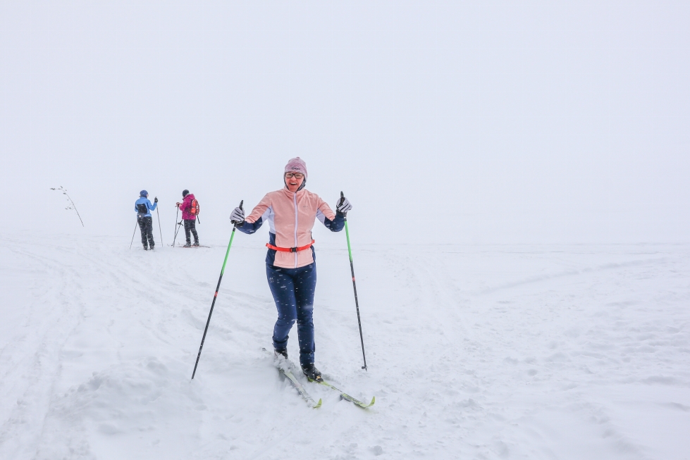 Eeva-Leena Kinnunen hiihti Kuhasaloon Reijolasta ja aikoi tuumailla makkaran mittaisen tauon aikana, lähtisikö vielä Pyhäsaareen.