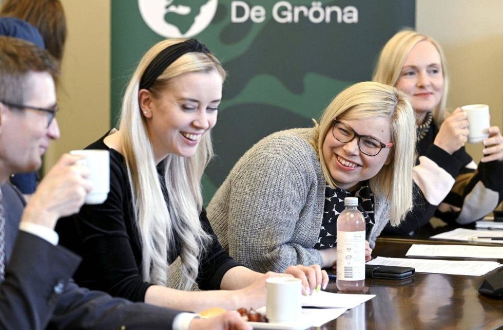 Vihreiden kansanedustajat Oras Tynkkynen, Sofia Virta, Saara Hyrkkö ja puheenjohtaja Maria Ohisalo eduskuntaryhmän kokouksessa. Virta ja Hyrkkö ovat kaksi puheenjohtajaehdokasta.