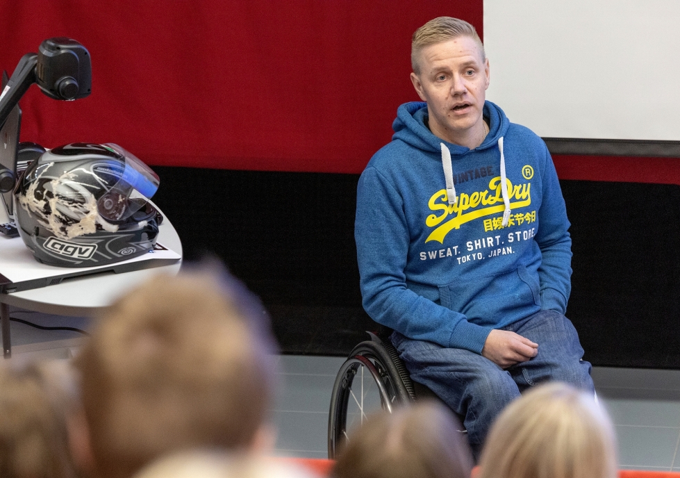 Moottoripyöräonnettomuuden vuoksi pyörätuoliin joutunut Matti Marjamäki kertoo tarinaansa Pohjois-Karjalan koululaisille tällä viikolla.