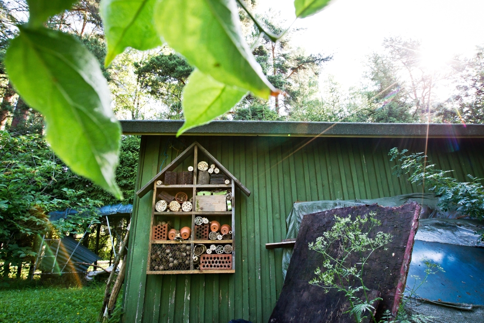 Hyönteishotelli voi toimia myös puutarhan koristeena.