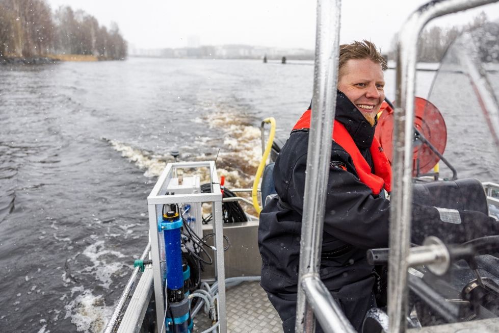 Jukka Hirvonen testaamassa venettä Pielisjoella.