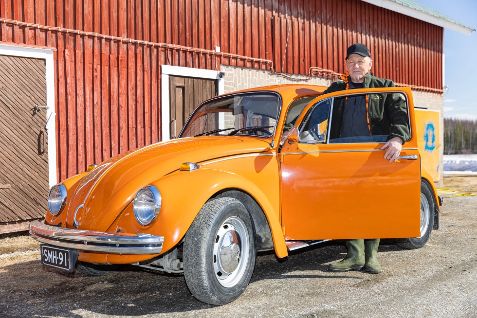 50-vuotias Kupla on valmiina vappuajeluun Reijo Hautanen ratissaan. Taustalla autotallina toimiva vanha navetta.