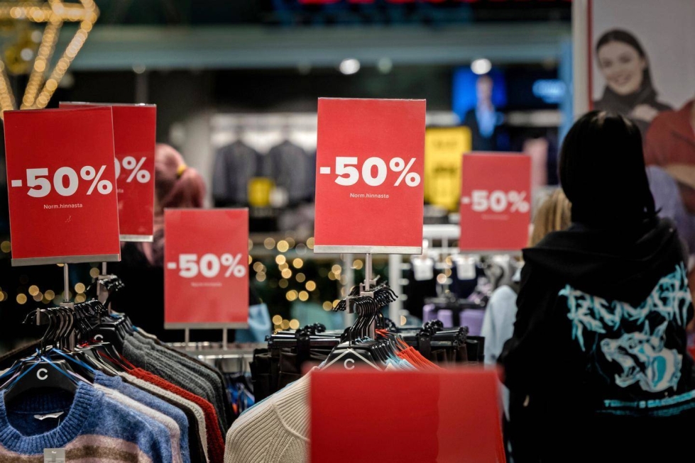Tulevana kesänä hieman yli 40 prosenttia suomalaisista aikoo säästää vaatteista ja pukeutumisesta.