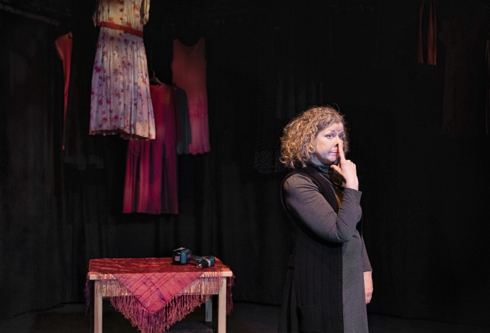 Minna Maaria Virta esittää monologissa leikkisästi ja eloisasti maalaisemäntä Anjaa.